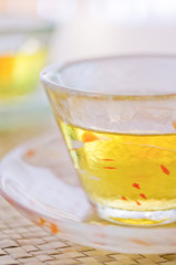 ガラスの器に入った麦茶