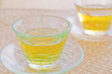 ガラスの器に入った麦茶