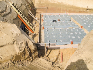 Vorbereitung Fundamentplatte aus Beton in einer Baugrube für Einfamilienhaus