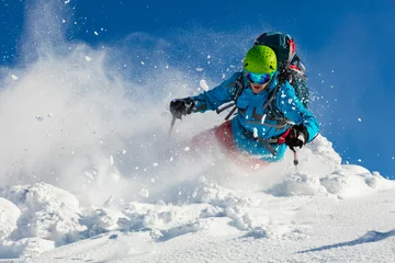 Photo sur Plexiglas Sports dhiver Skieur freeride sur piste en descente