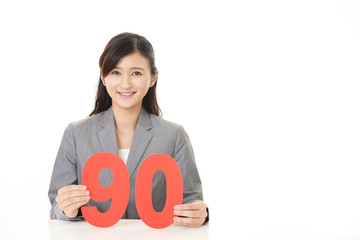 数字を持つ笑顔の女性