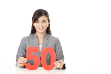 数字を持つ笑顔の女性