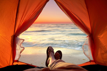 Blick aus dem Zelt aufs Meer, Aufwachen am Strand