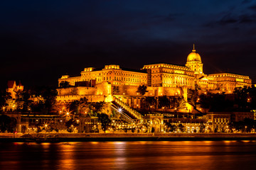 Fototapeta na wymiar Nachtaufnahme in Budapest