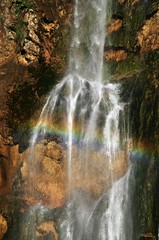 Fototapeta na wymiar Wasserfall mit Regenbogen
