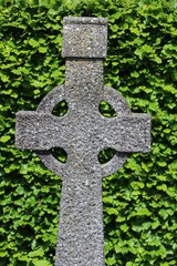 Irisches Kreuz vor unscharfem Hintergrund