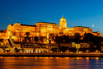 Fototapeta na wymiar Nachtaufnahme in Budapest - Burgpalast