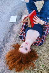 Chica adolescente tumbada leyendo