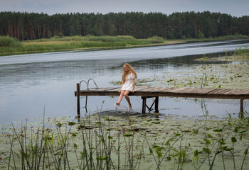 Obraz na płótnie Canvas Молодая женщина на реке.