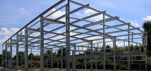 Stahlkonstruktion einer neuen Gewerbehalle