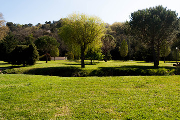 Aire de promenade et plan d'eau.