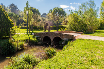 Aire de promenade et plan d'eau.
