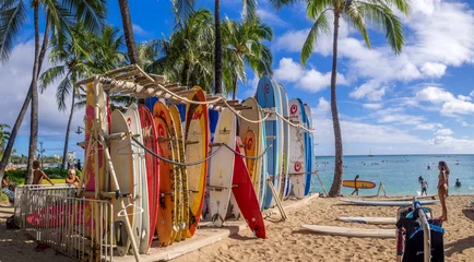 Fototapeten Surfbretter aufgereiht am Strand von Waikiki. © Jeff Whyte