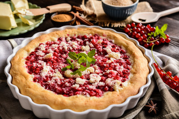 Crumble pie with red currants