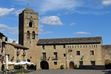 Fototapeta na wymiar Ainsa - Eglise romane et Plaza Mayor