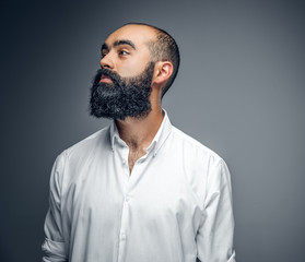Obraz premium Portrait of bearded male in white shirt.
