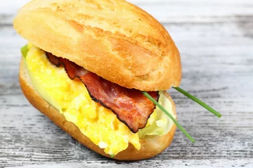 Crédence de cuisine en verre imprimé Oeufs sur le plat Sandwich with bacon, scrambled egg & lettuce 