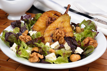 Salad with caramelized pear