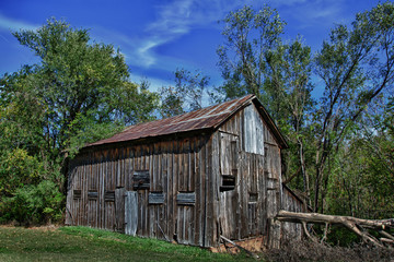 Fototapeta na wymiar Old Barn in Calhoun County IL near Golden Eagle, Illinois