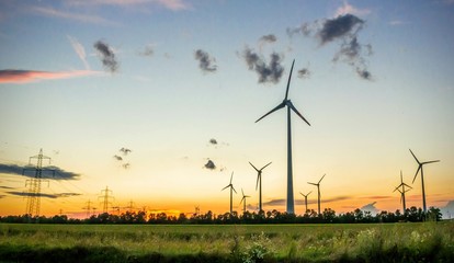Windpark bei Sonnenuntergang