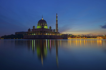 Fototapeta na wymiar The view of Putra Mosque, which is one of two grand mosques in Putrajaya City, Malaysia during early morning.