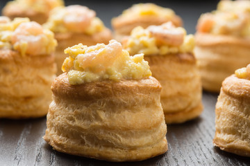 Vol-au-vent ripieni con uova e code di gamberetti
