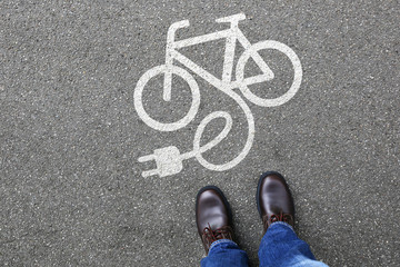 Mann Mensch E-Bike Ebike E Bike Pedelec Elektro Fahrrad fahren R