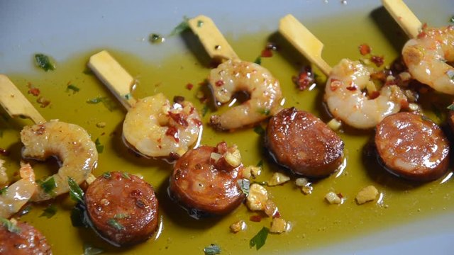 Brocheta de langostino con chorizo Prawn and salami skewers with cayenne pepper and lemon