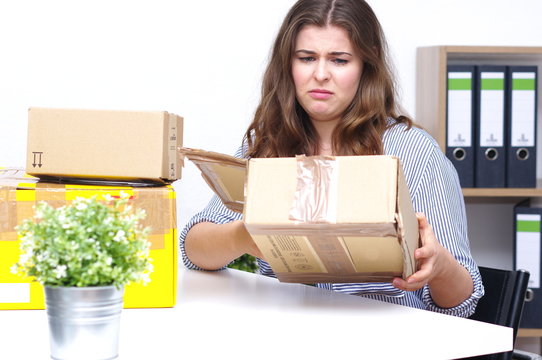 Frau mit Paket, online shopping