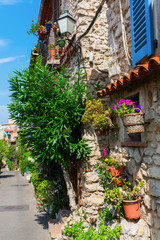 Fototapeta na wymiar alley with entwined houses in Antibes, France