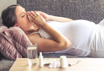 Obraz na płótnie Canvas Pregnant woman having cold