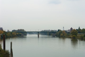 Fototapeta na wymiar Flussufer