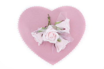 ハートのギフトボックスとバラの花