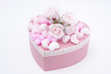 ハートのギフトボックスとバラの花