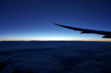 Fototapeta na wymiar 飛行機からの夜明け