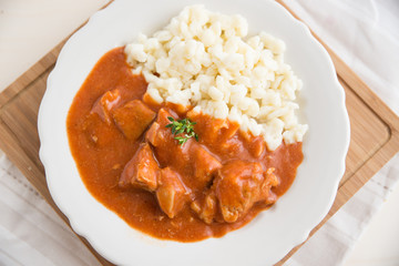 Gulasch mit Nockerl 