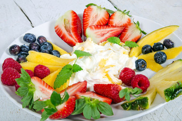 Guten Morgen, gesunder Start in den Tag:  Biologischer Genuss zum Frühstück: Obst, Milch und Joghurt :) 