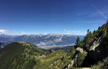 Naklejka premium Wanderweg mit Blick auf Berge