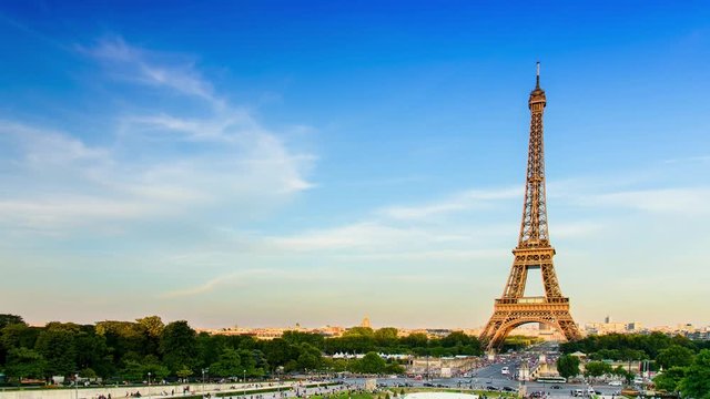 Timelapse of Beautiful View of the Eiffel tower in Paris, from the Trocadero in summer morning during sunset from the easthen