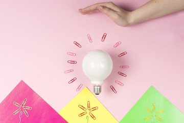 Obraz premium great idea concept with crumpled colorful paper and light bulb