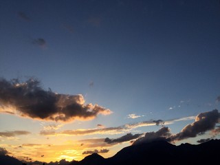 Abenddämmerung mit hohem Horizont