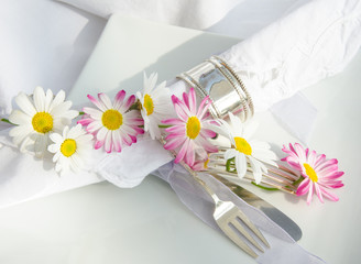 Festliche Einladung zu besonderem Anlass: Romantisches Gedeck mit Silberbesteck und Gänseblümchen :)