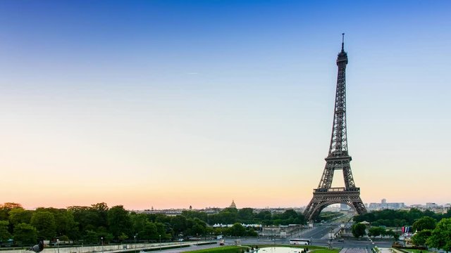Timelapse of Beautiful View of the Eiffel tower in Paris, from the Trocadero in summer morning with sunrise from the easthen
