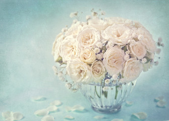 Białe róże w wazonie - obrazy, fototapety, plakaty