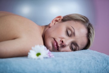 Obraz na płótnie Canvas Beautiful woman lying on a massage bed