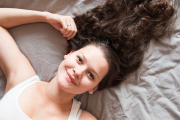 Naklejka premium Woman Smile face close up and she lying on the bed