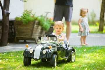 The little baby girl playing at car