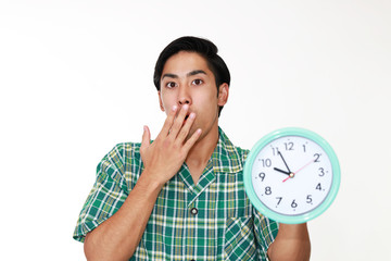 時計を持つ男性