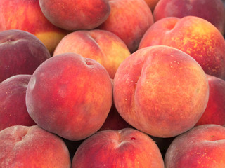 Fresh peaches at a farmers market