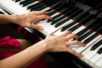 Obraz premium Close-up of woman hands playing piano